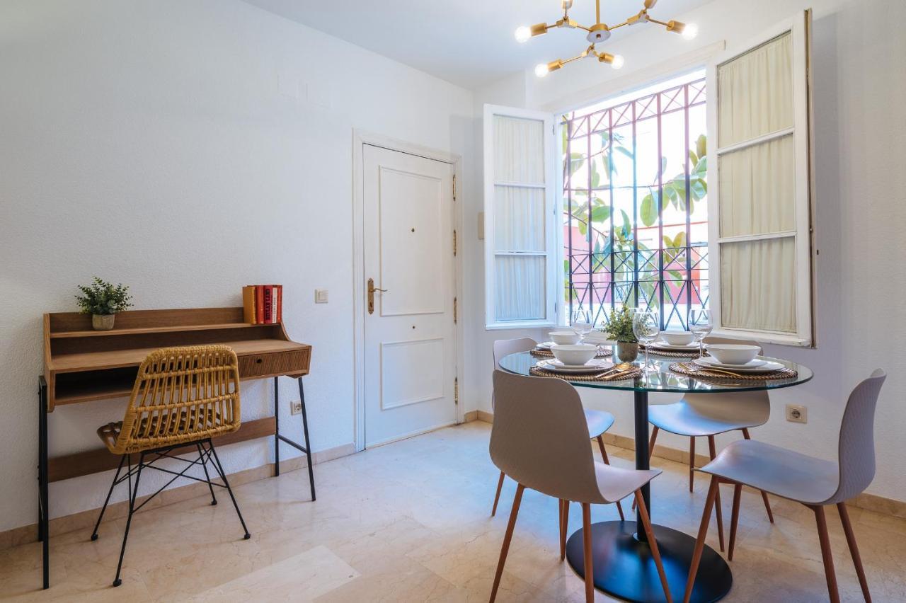 Lirio Suite Apartment - Private Parking Included セビリア エクステリア 写真