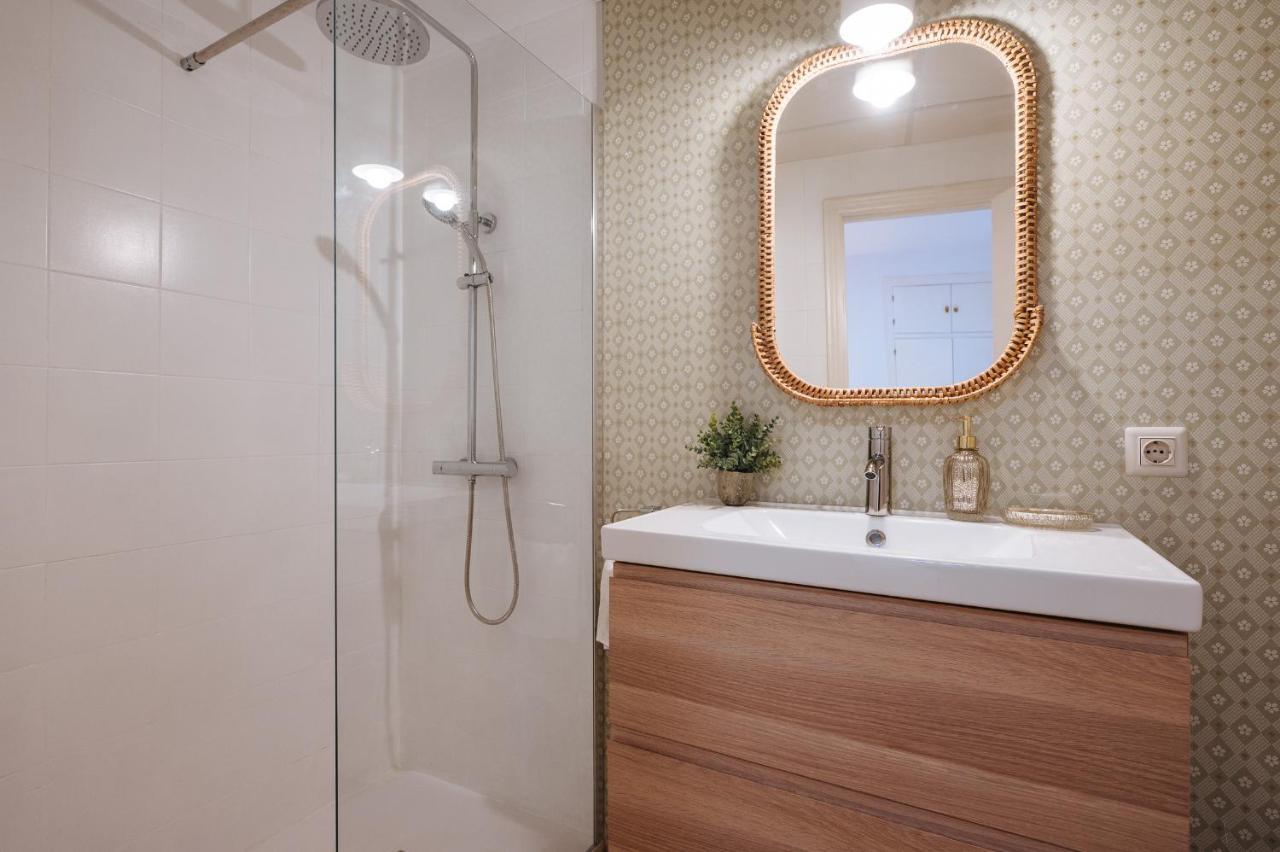 Lirio Suite Apartment - Private Parking Included セビリア エクステリア 写真