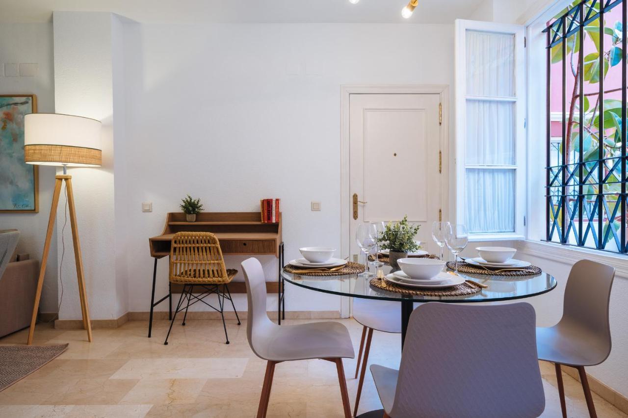 Lirio Suite Apartment - Private Parking Included セビリア エクステリア 写真